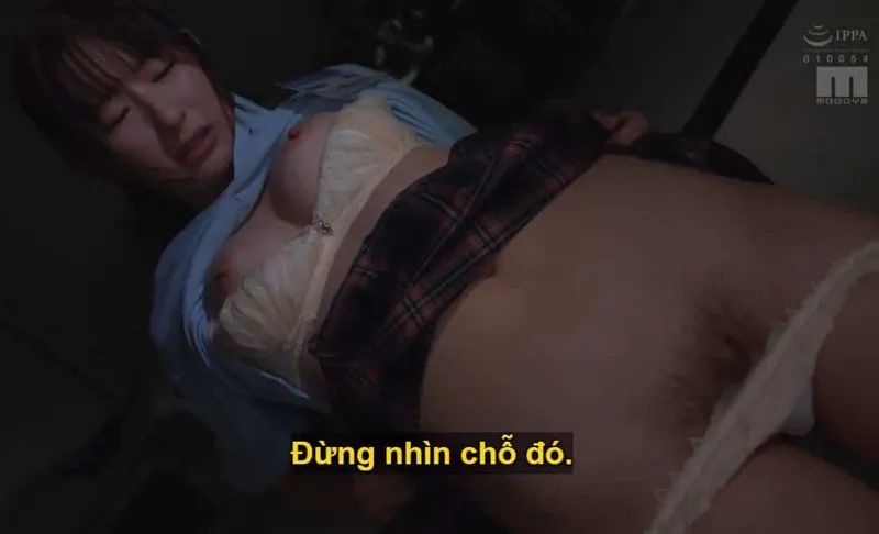 Ông chủ mưu tính "hành sự" với cô nhân viên kiêu căng lười nhác, suốt ngày chỉ chăm chăm chat chit cùng người yêu.